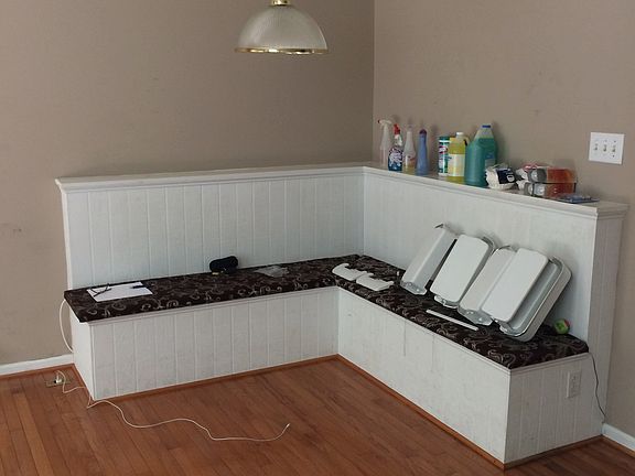 Eat-in kitchen w/ banquette