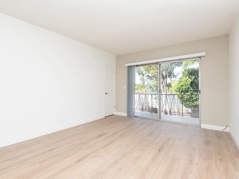 1906 S Shenandoah St #10 — Photo 3