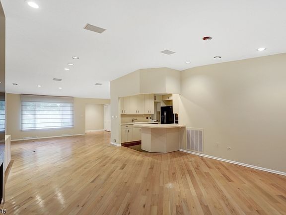 5th image of 48 Glenview Dr