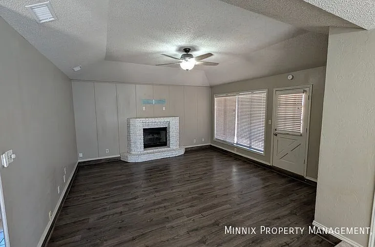 3409 103rd St — Photo 2