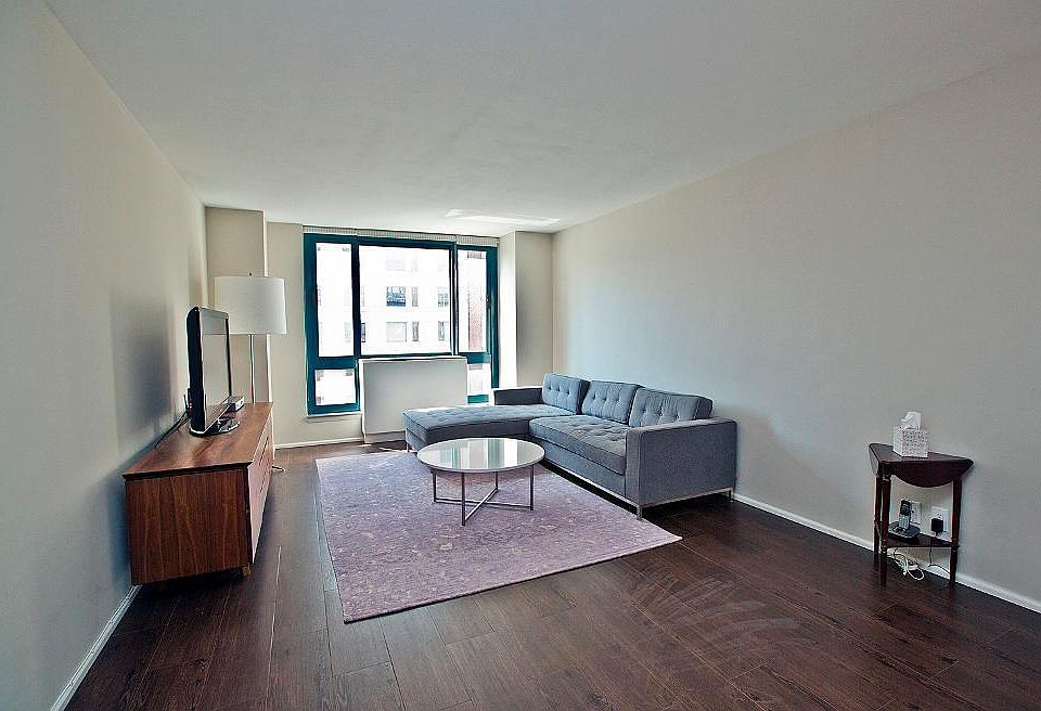 1st image of 1 Irving Pl APT V8f