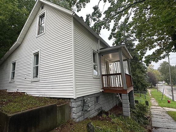 3rd image of 526 Davis St