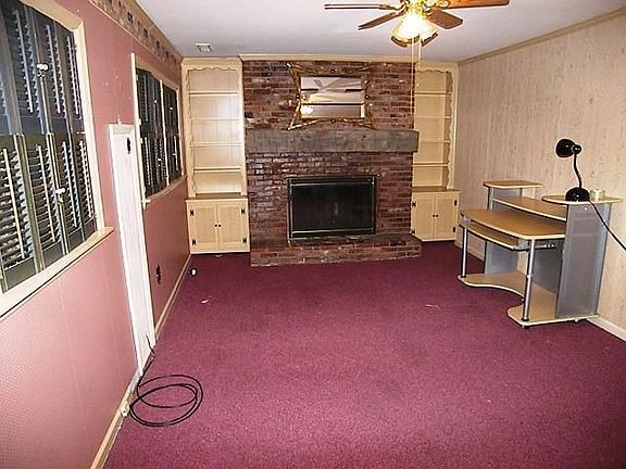 3rd image of 2833 Shartle St