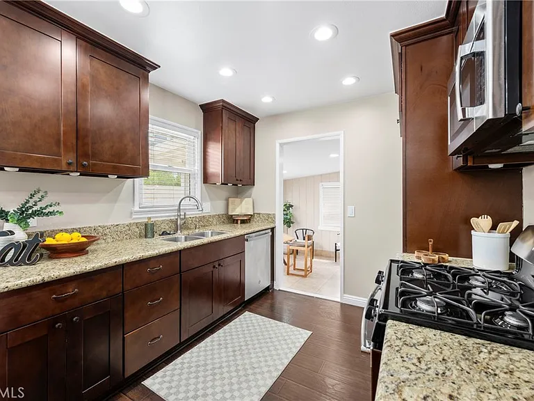 232 Olive Pl — Photo 8