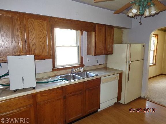 5th image of 97 Geiger Ave