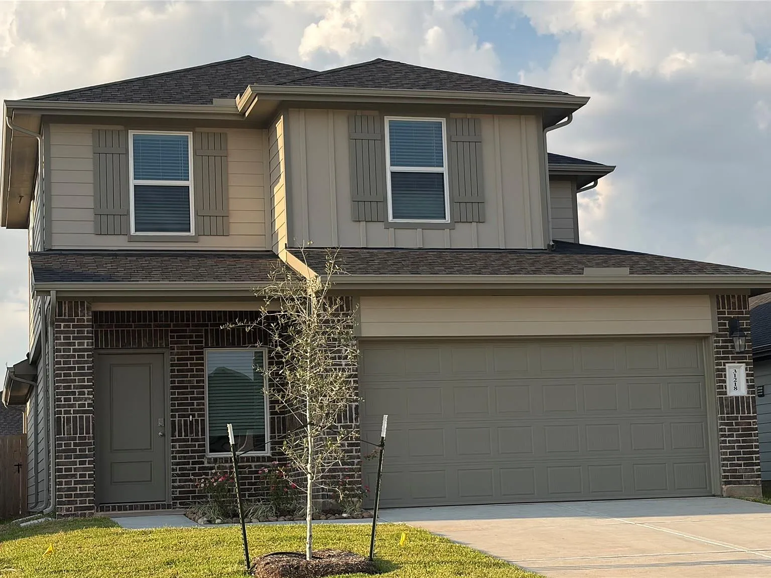 4 bed, 2.5 bath, 2042 sqft, $2,350 — Photo 1