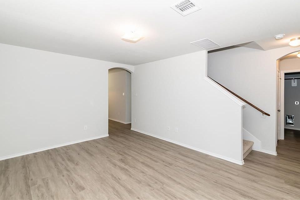 1st image of 204 Elk Run Ln