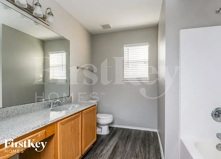 1604 Alcazar Plz — Photo 9