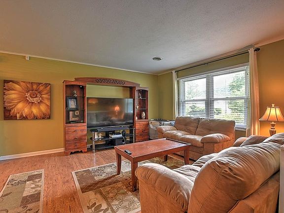 2nd image of 107 Lynnview Cir