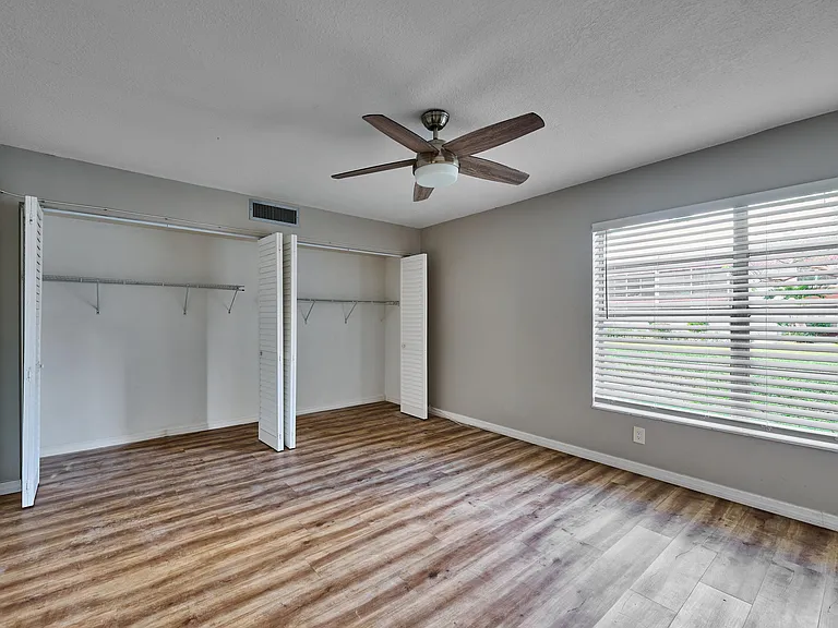 12021 W Greenway Dr — Photo 31
