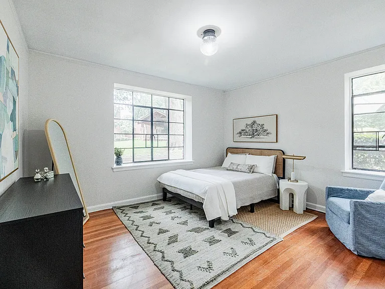 Cameron Court Apartments — Photo 103