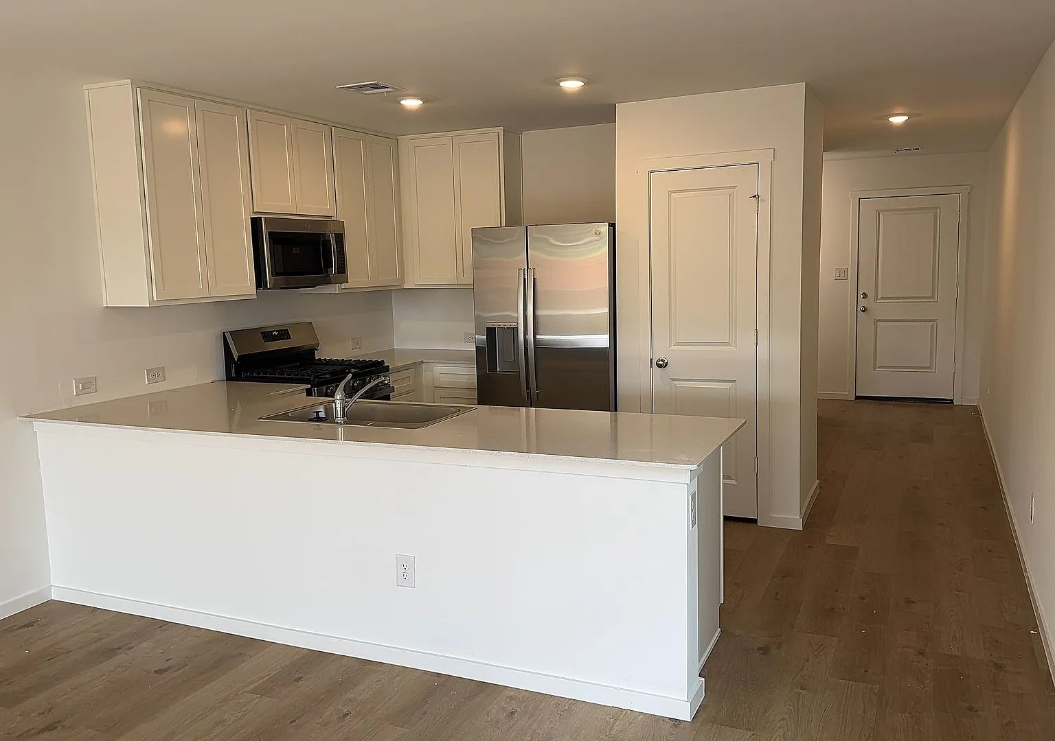 Brand New 3 Bedroom 2 Bath Home in Mustang Schools — Photo 3