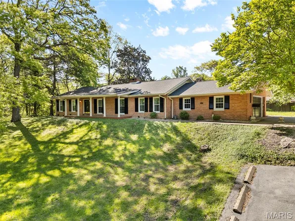 16 Autumn Ln, Belleville, IL 62223