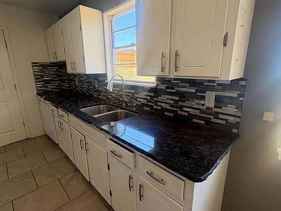 3rd image of 1015 Pecan St