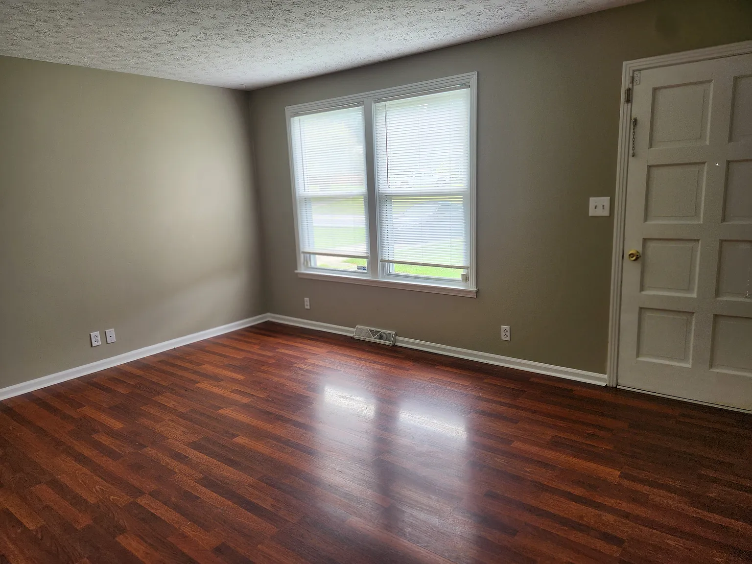 3 bed, 1.5 bath, 1092 sqft, $1,200 — Photo 3