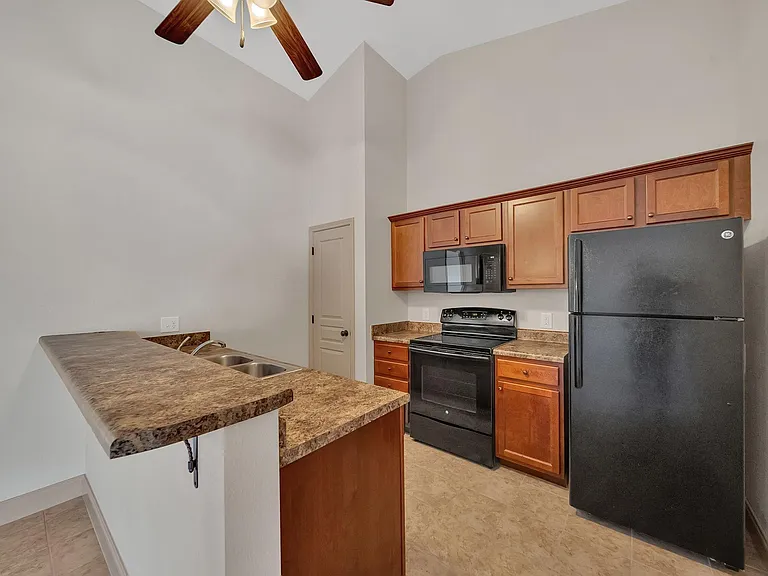 HILLRISE APARTMENTS — Photo 20