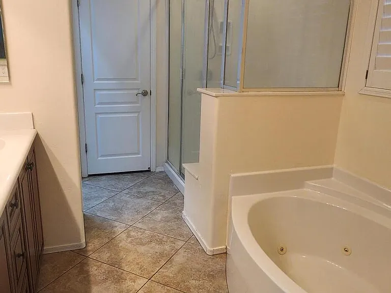 10706 N Hewitt Pl — Photo 12
