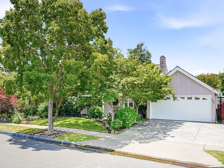 191 Pickwick Dr — Photo 1