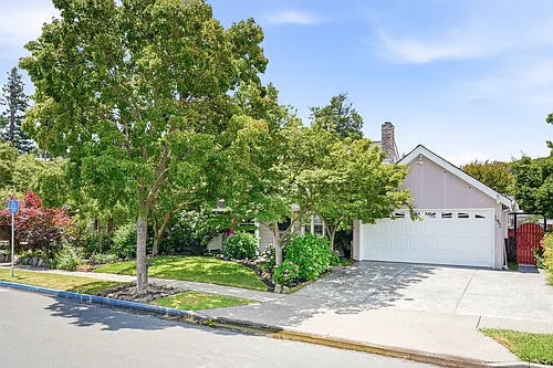 191 Pickwick Dr Photo 1