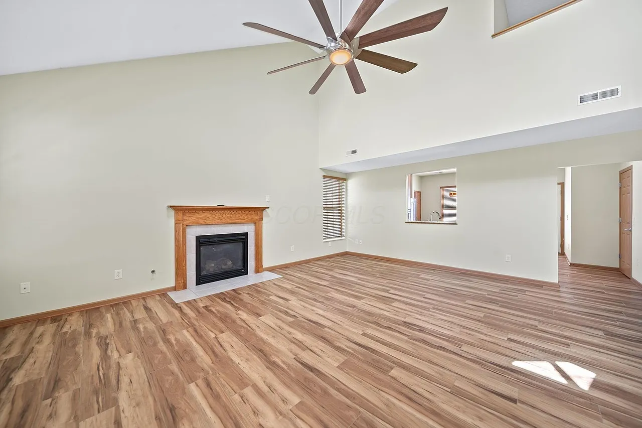 3 bed, 2.5 bath, 2026 sqft, $2,800 — Photo 2