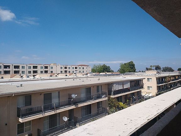 5th image of 5429 Newcastle Ave APT 318