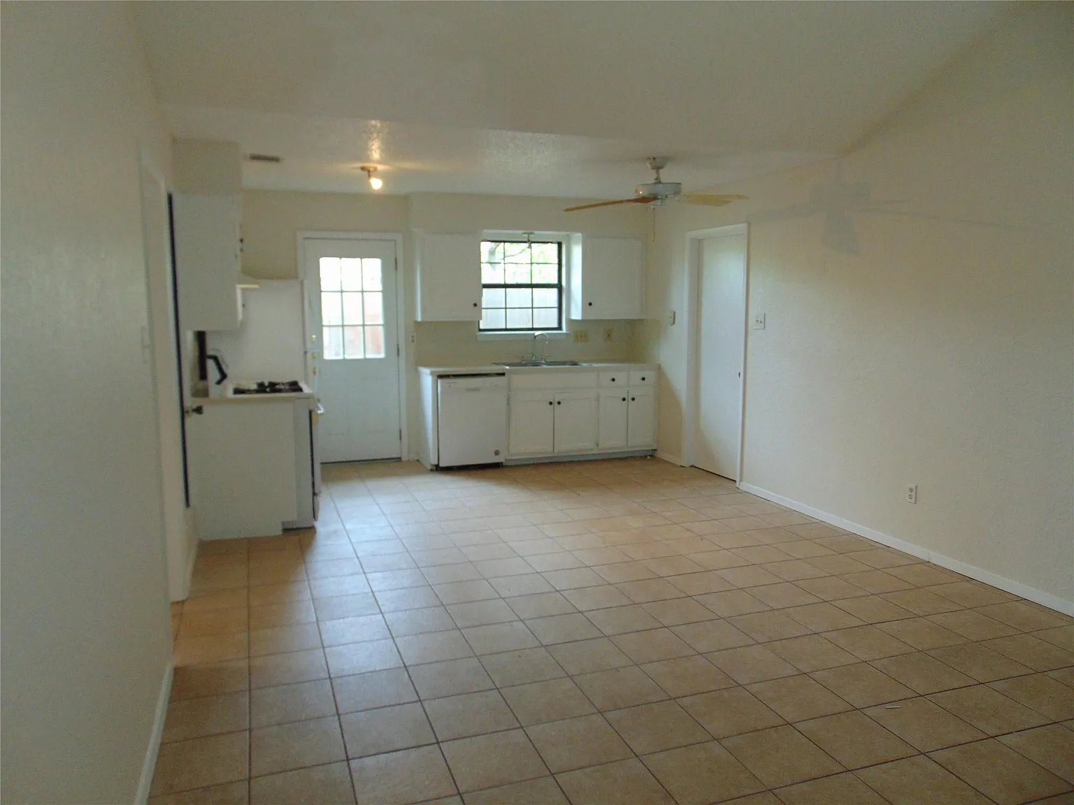 2 bed, 2.0 bath, 1998 sqft, $1,775 — Photo 2