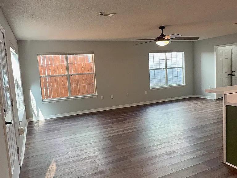 5153 Victoria Dr — Photo 15