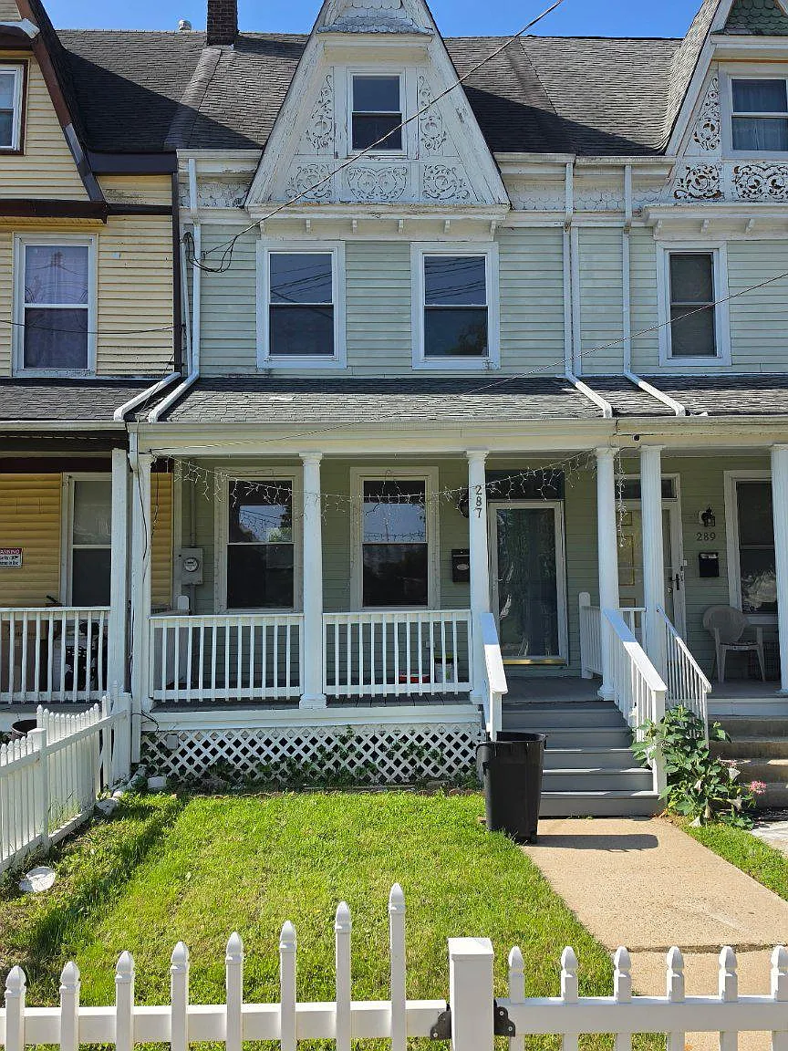 3 bed, 2.0 bath, 1268 sqft, $2,300 — Photo 1