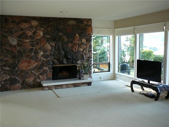 5th image of 2429 Marine Dr