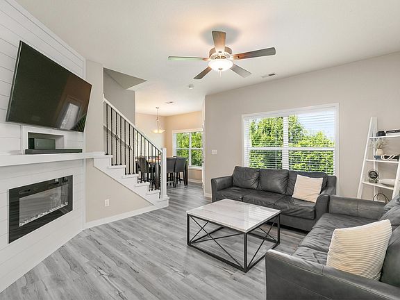 2nd image of 238 NE Meadow Ln
