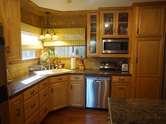4th image of 225 Lorraine Dr