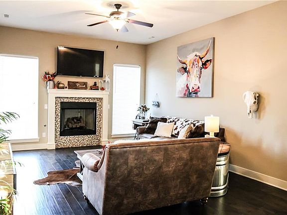 4th image of 2401 Hope Ln