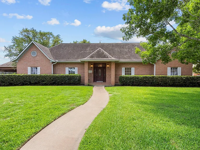 616 Westwood Cir — Photo 1