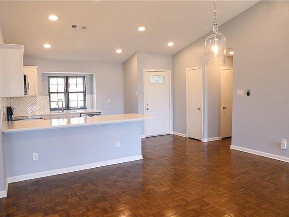 3rd image of 1002 Meadow Run Dr