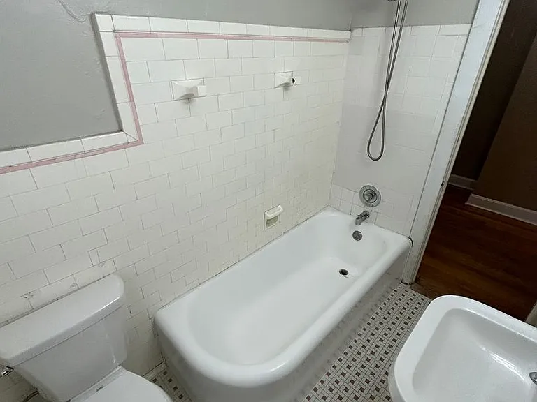 5446 Charlotte St — Photo 16