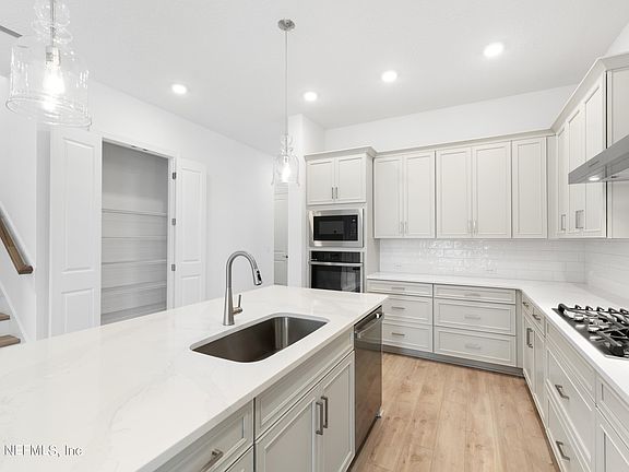 4th image of 110 BLUE OAK Court