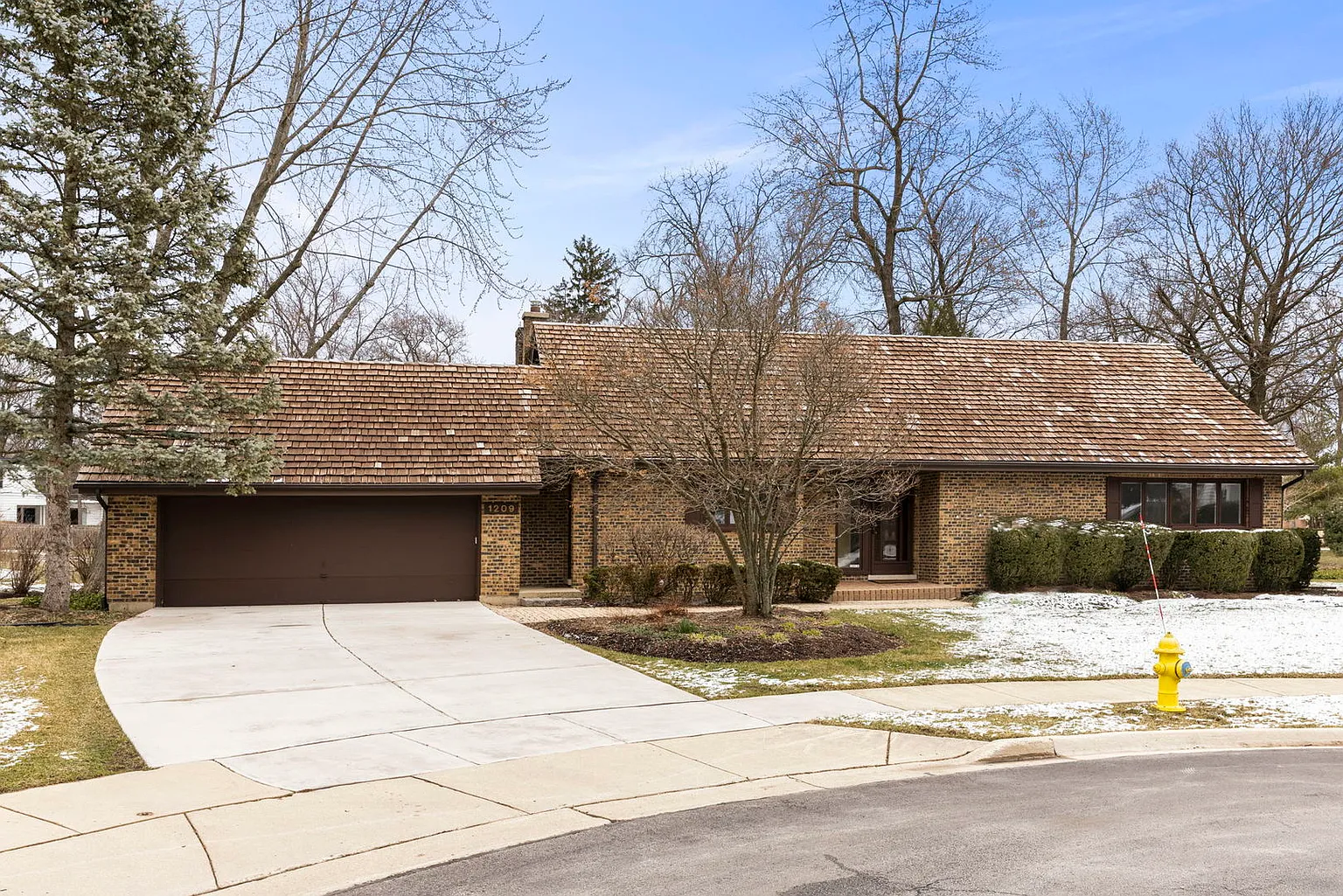 1209 Howard Cir photo 1