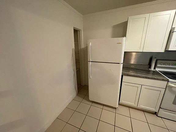 4th image of 2806B Arden St