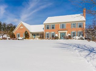 12 Fall Meadow Dr, Pittsford, NY 14534