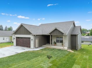 426 8th St SW, Pine Island, MN 55963