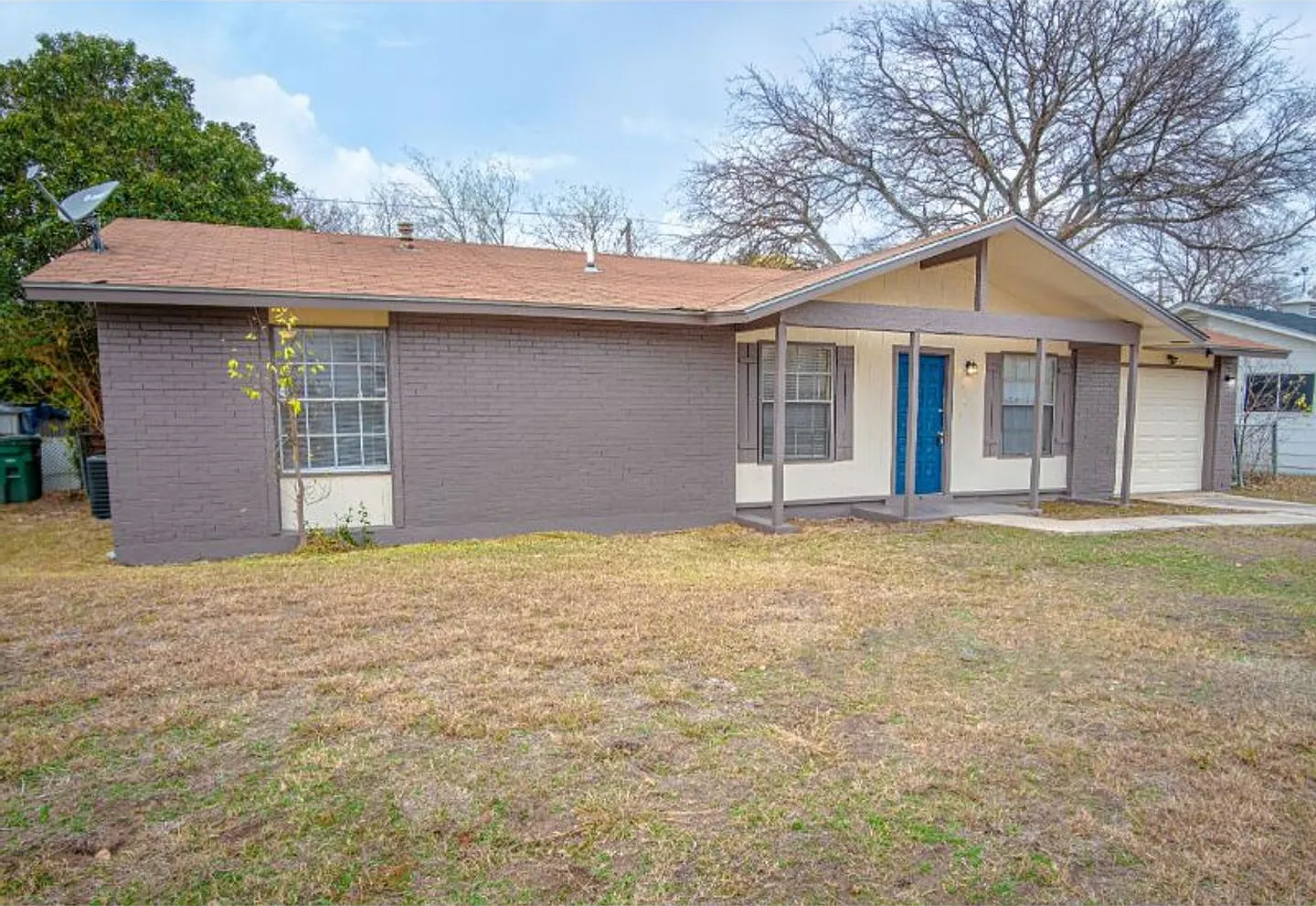 Convenient 4-Bedroom Stay Near Downtown & Attractions! — Photo 3