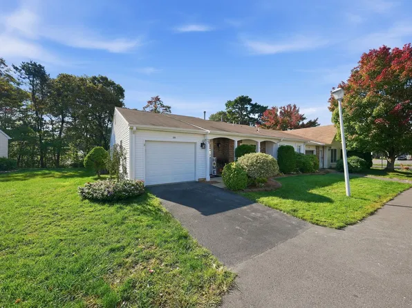 39 Buttonwood Ct, Lakewood, NJ 08701