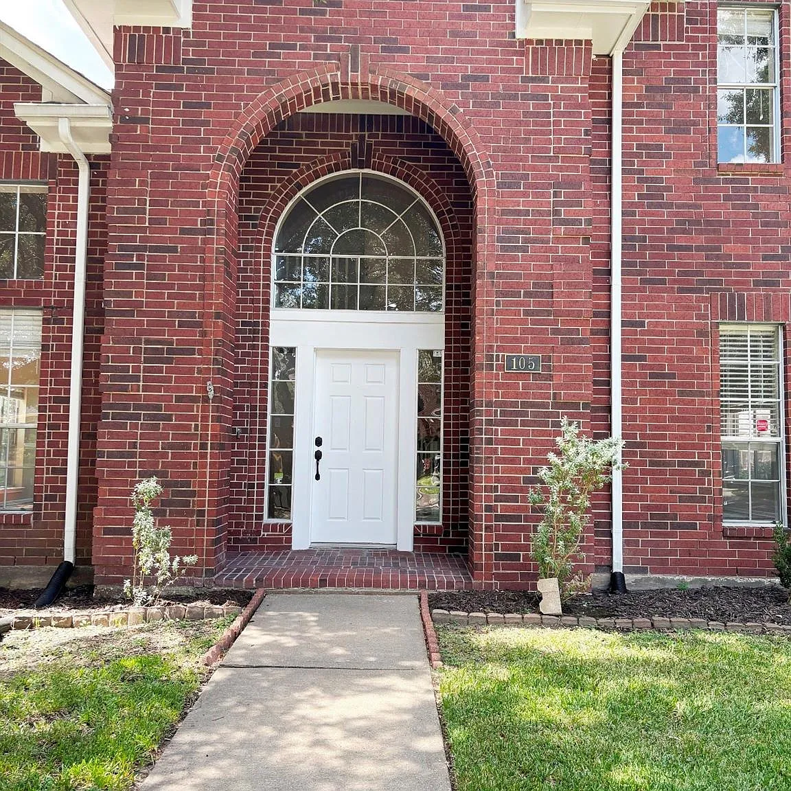 3 bed, 2.5 bath, 2358 sqft, $2,350 — Photo 2