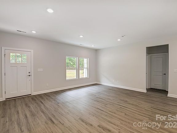 4th image of 930 Westminster Dr