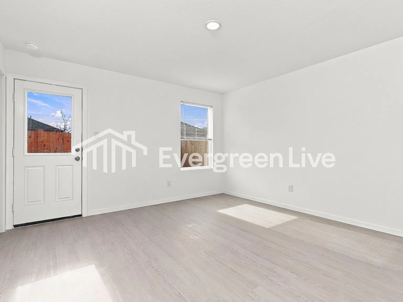 4 bed, 2.0 bath, 1483 sqft, $1,420 — Photo 2