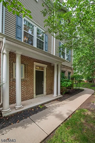 3 bed, 2.5 bath, 2101 sqft, $4,800 — Photo 2