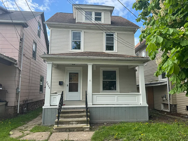 2205 La Salle Ave — Photo 2