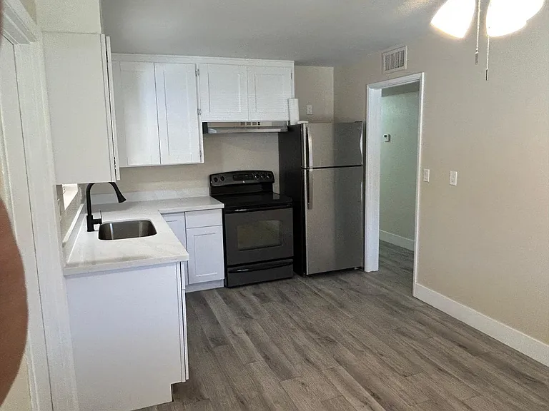 726 E 3rd Ave — Photo 7