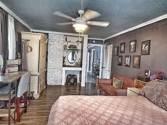 5th image of 1011 E 8th St