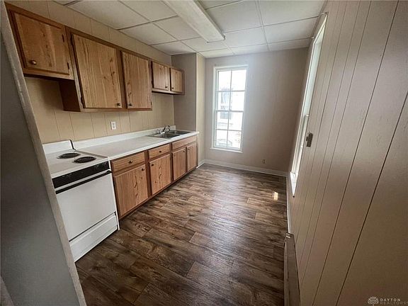 3rd image of 300 E 3rd St